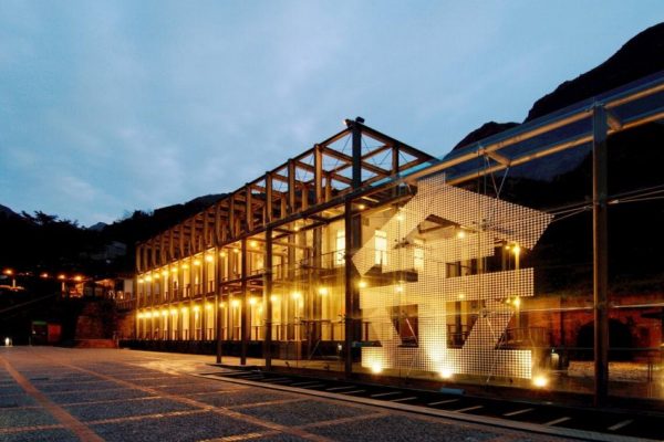 搭乘965台灣好行可到達黃金博物館，不僅能參觀黃金與礦業歷史，還能體驗淘金樂趣，感受豐富的歷史文化。