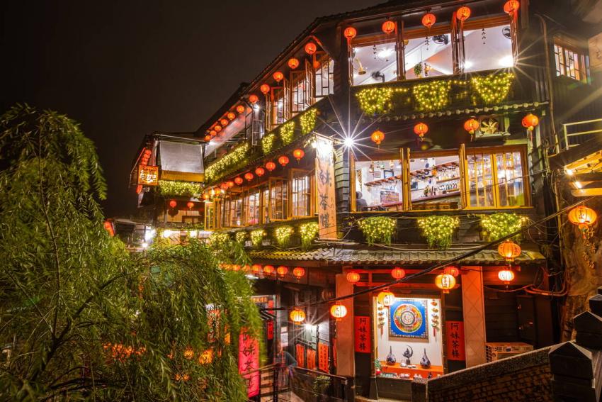 搭乘965好行公車可到九份老街上的茶館喫茶,感受山城夜景的浪漫