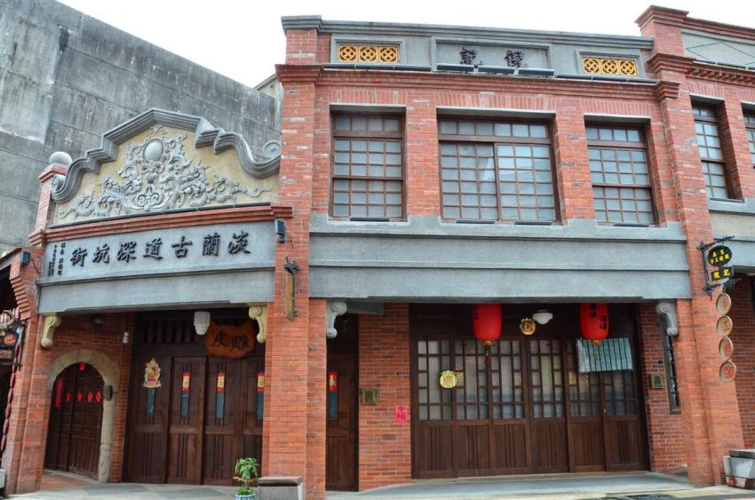 搭乘台灣好行795線到深坑老街,可品嚐知名的豆腐料理,在老街來場美食巡禮。