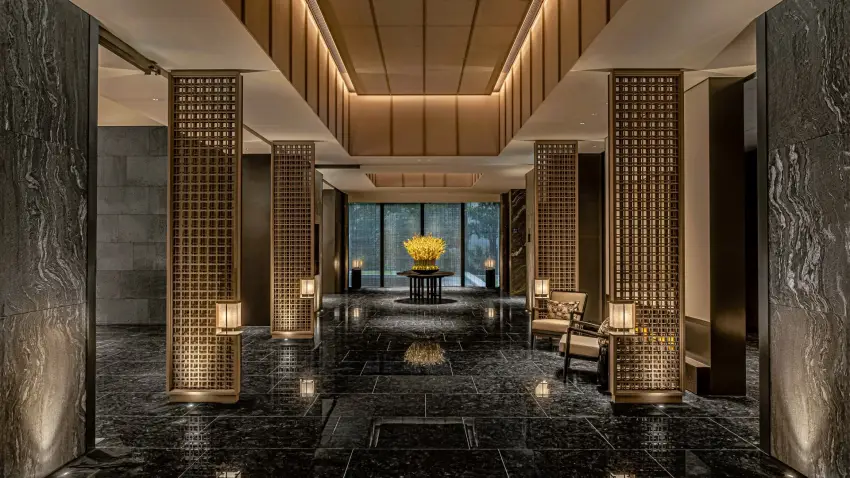 北投晶泉丰旅每晚12,150元起入住泉韻家庭客房，平日加購高鐵聯票可升等泉思家庭客房。房客可沉浸於北投獨有的白磺湯泉，並享迎賓茶點與Happy Hour無限暢飲