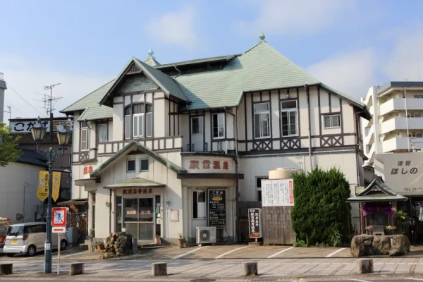 別府駅前高等溫泉為歐式建築，是別府知名歷史湯屋之一