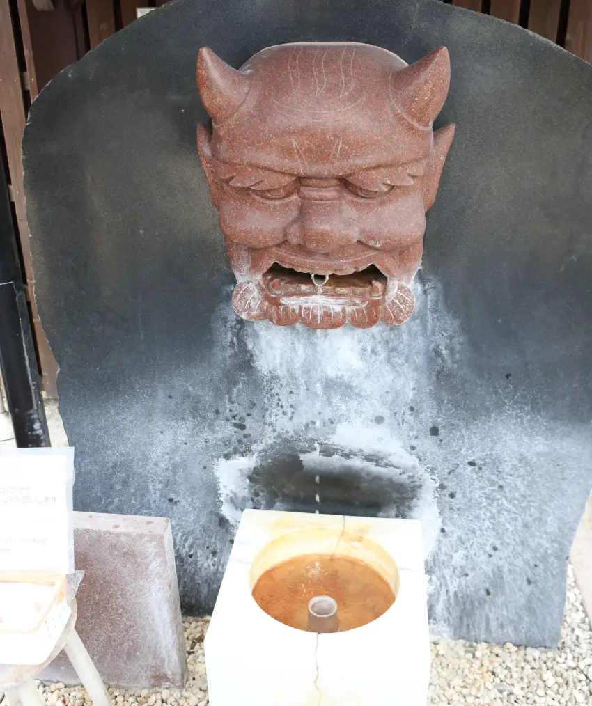 地獄蒸工房鐵輪外有座可飲用的溫泉，飲用時注意高溫