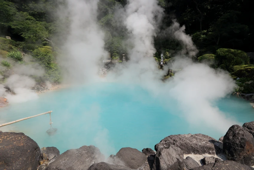 海地獄：八大地獄中面積最大，水色有如海水般的鈷藍色，四周煙霧繚繞。園內利用溫泉水栽植大王蓮，並有免費足湯及購物商店。