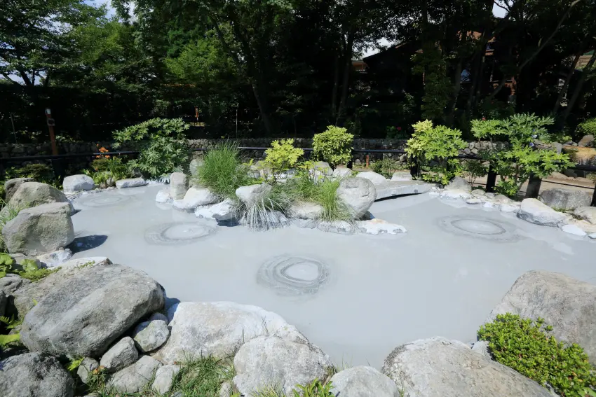 鬼石坊主地獄：由多座高稠度的泥漿溫泉組成，因冒出的氣泡有如和尚的光頭，且發出的聲音有如鬼怪叫聲而得名。