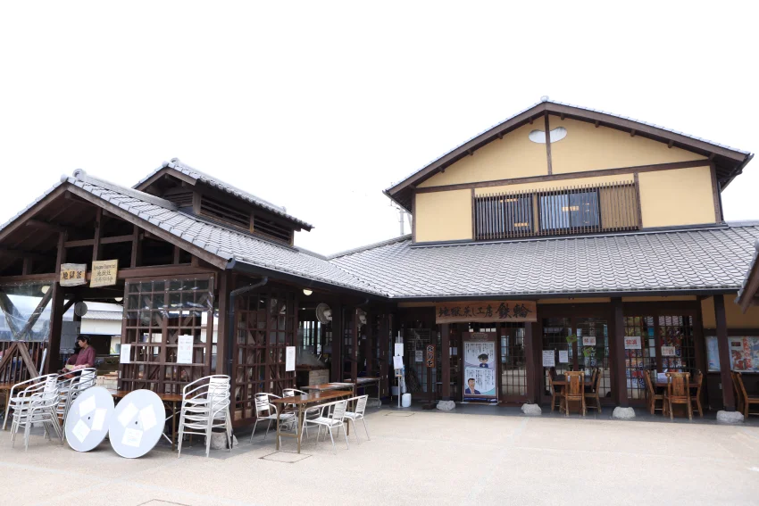 地獄蒸工房鐵輪：先至售票機購買食材及蒸籠使用券，在服務員講解後進行蒸煮，依食材類型有不同蒸煮時間，用餐完畢自行清洗蒸籠後歸還。