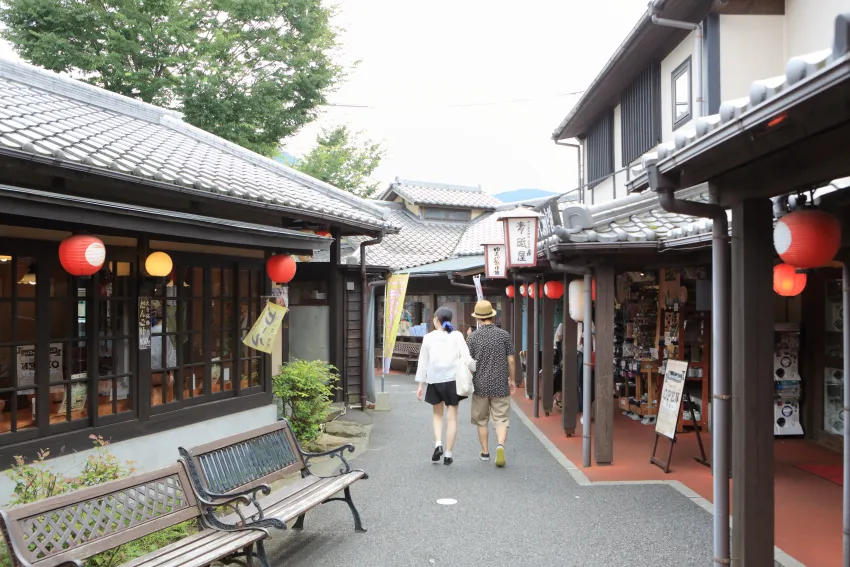 湯之坪橫丁內販售各式小物、雜貨及美味餐點