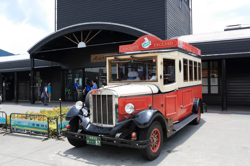 遊客可在由布院站出口搭乘復古老爺車逛大街