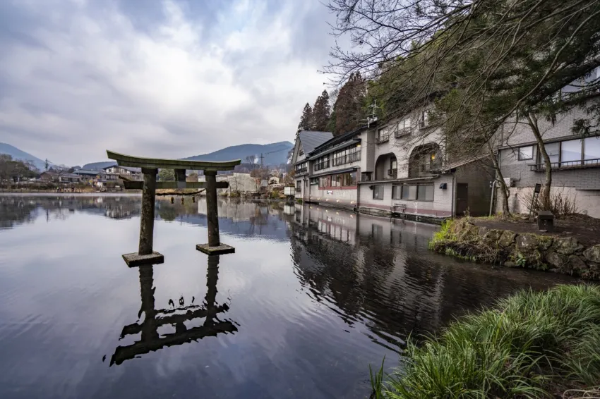 金鱗湖優美的湖光山色，讓許多遊客拍照拍到欲罷不能