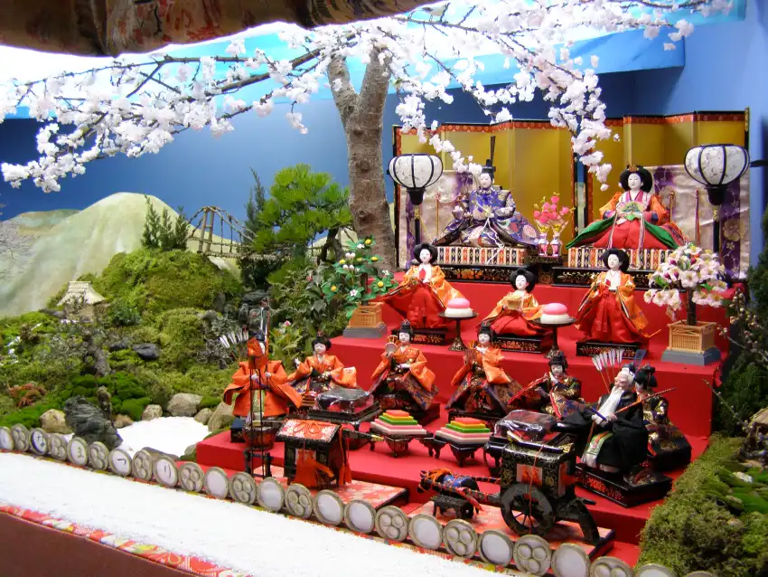 在女人節巡遊時，杵築城下町資料館、大原邸、磯矢邸內展示多具精緻人偶