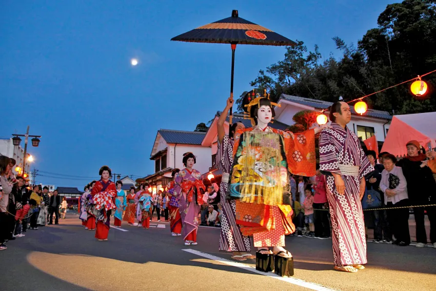 杵築城祭的「花魁道中」，打扮華麗的花魁腳踩名為「三枚齒下駄」的木屐，以特殊步伐行走
