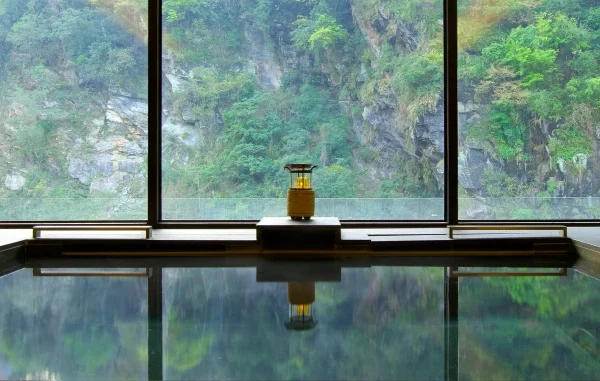 太魯閣晶英酒店沐蘭SPA每間芳療室皆有大片玻璃窗，體驗療程之餘還可一覽山水之美。圖／太魯閣晶英酒店提供