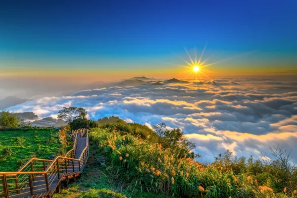 二延平步道眺望波濤洶湧的夕照雲浪