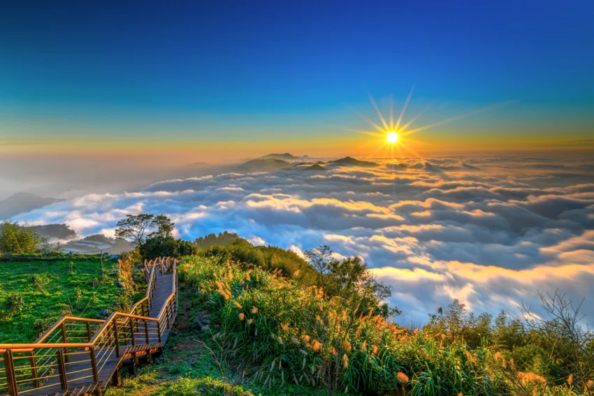 二延平步道眺望波濤洶湧的夕照雲浪