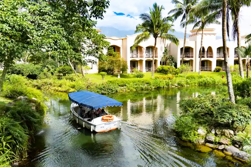 理想大地渡假飯店2025年榮獲交通部觀光署「五星級旅館」、易遊網「台灣最美飯店」七連霸，以及 PetFAC「金級寵物友善住宿」認證，展現全方位的度假實力。