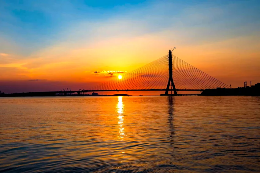 即將通車的淡江大橋以「海天新門戶」之姿，串聯淡水、八里、金山與貢寮沿線景點，成為青春山海線的重要交通節點。