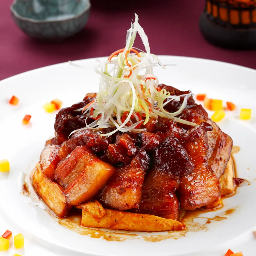 點用「大宋風華雅宴」的食客,可以品嘗到宋徽宗壽宴菜色之一的「爆肉」,主廚以五花肉片搭配沙薑、冰糖與花雕酒炒製而成,香氣濃郁誘人。圖/台北晶華提供