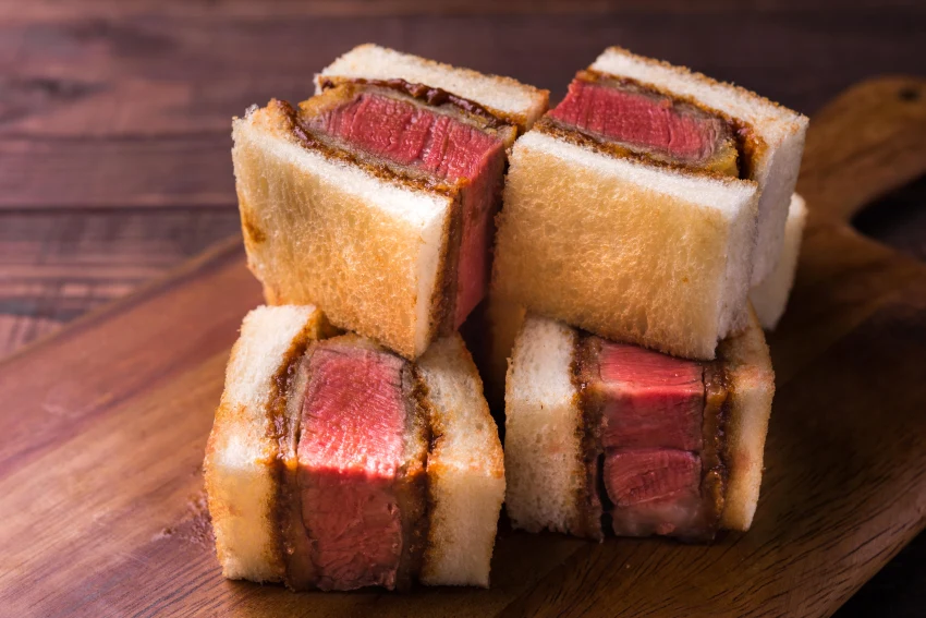 主廚精選日本A5和牛製成的「A5和牛菲力三明治」是日本店內人氣品項之一，口感外酥內嫩、肉汁鮮甜飽滿，佐以自製牛肉汁提味，襯托和牛鮮美豐腴的滋味，每份售價980元。