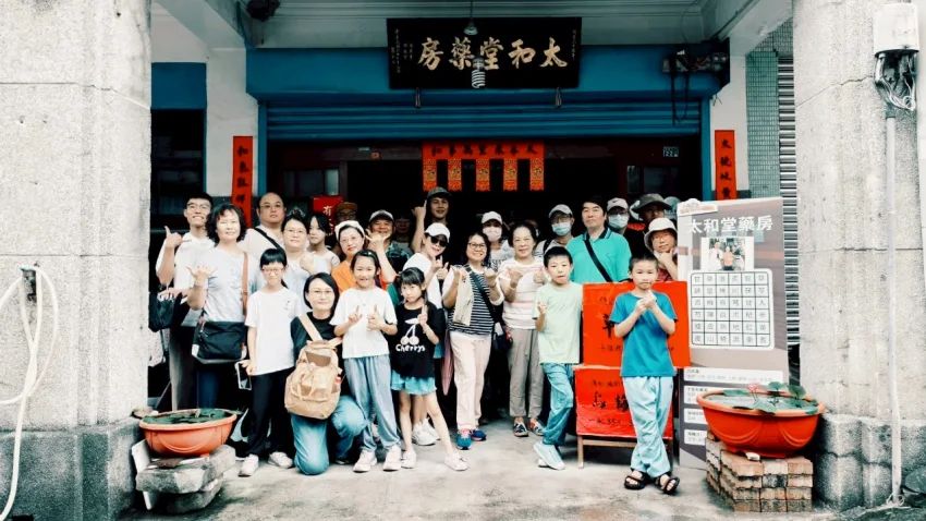 老街上屹立不搖的百年中藥房，一直是六亀在地人的童年回憶與日常生活印象，到了假日，太和堂會販售限量的草仔粿跟烏梅汁