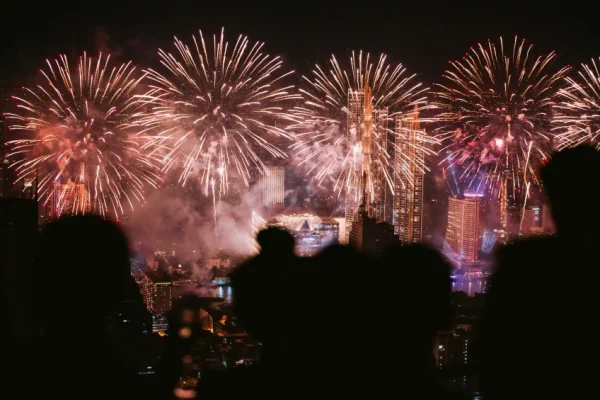 十二月的 The Standard Bangkok 將節慶推上高空：在煙火照亮曼谷夜色的瞬間，市集、音樂與星光派對同步引爆節奏。