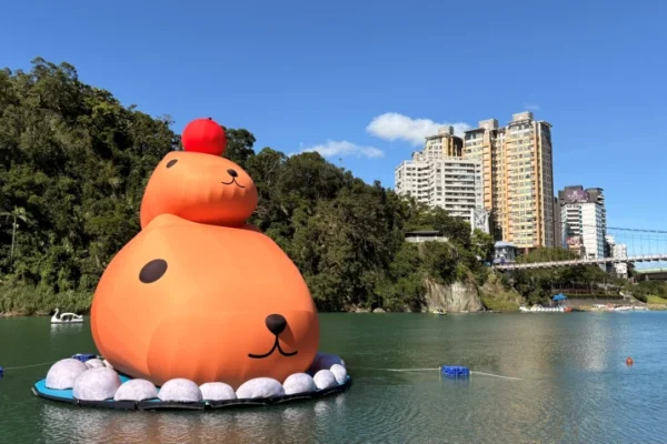 碧潭地景裝置展「呆在碧潭の水豚君」活動展期至12月28日，持續為新店碧潭風景區帶來超高人氣，已成為年末最療癒的打卡熱點。