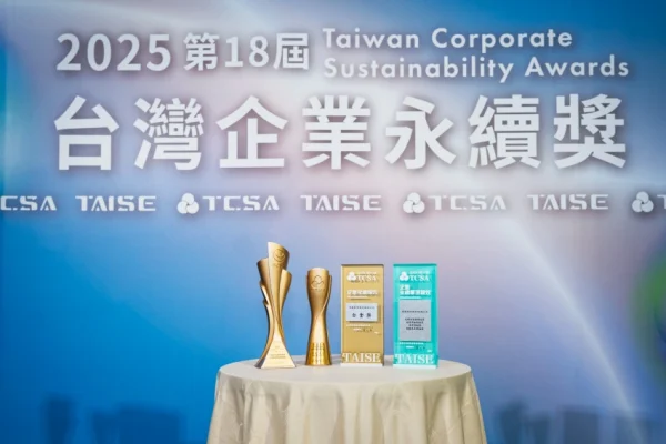 長榮航空始終秉持「安全、服務、永續」的核心理念，以實際行動為社會注入正向能量，多方面實踐永續治理的承諾