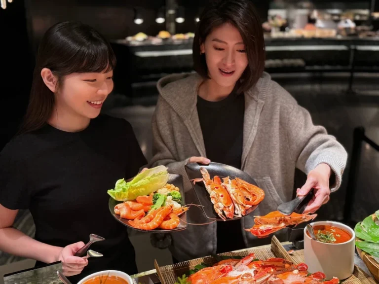 台北晶華酒店陸續於泰市場及栢麗廳自助餐廳導入1/3 餐盤，並將依據用餐人數、菜色熱度及行為觀察調整執行方向，期望能持續提升廚餘減量成果。