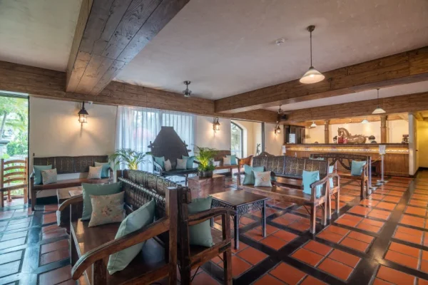 飯店攤位以「把理想大地搬進展場」為設計概念，接待櫃檯以原木結構搭配西班牙馬賽克圖騰腰封瓷磚設計，展現南歐異國工藝的細膩質感將