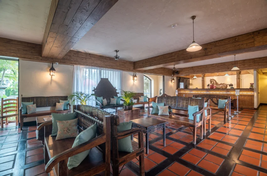 飯店攤位以「把理想大地搬進展場」為設計概念，接待櫃檯以原木結構搭配西班牙馬賽克圖騰腰封瓷磚設計，展現南歐異國工藝的細膩質感將