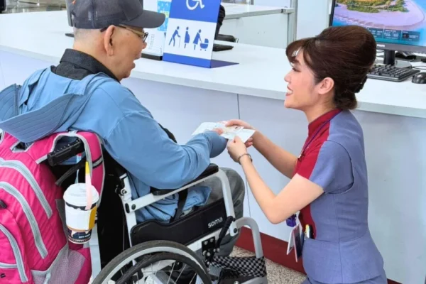 華信航空愛心同行專案，在機場設置專屬報到櫃台，提供專業的一對一協助