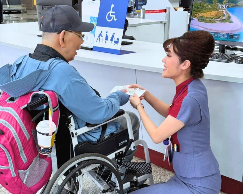 華信航空愛心同行專案，在機場設置專屬報到櫃台，提供專業的一對一協助
