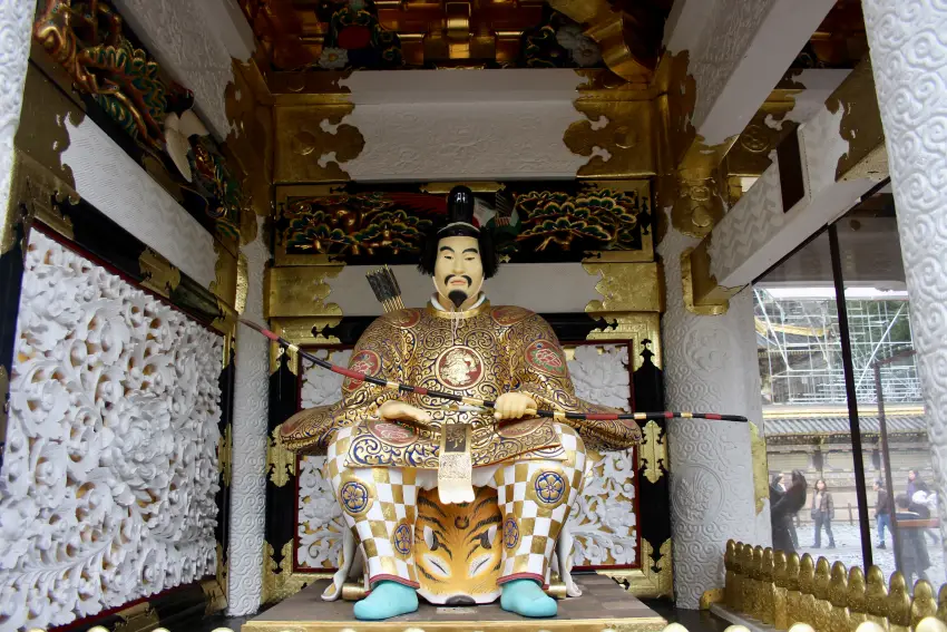 守護陽明門的左大臣神像