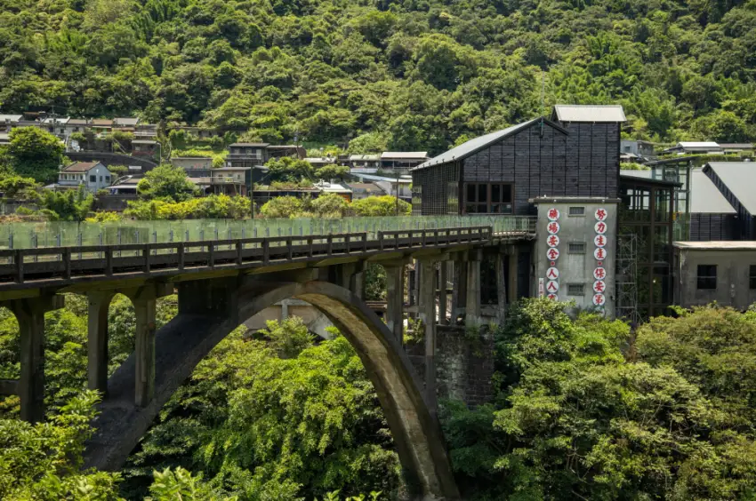 新北市「雙百年環線」將猴硐、三貂嶺、牡丹等百年聚落串聯為「三牡猴雙百年聚落」，交織百年鐵道與淡蘭古道，展現獨特在地風貌。