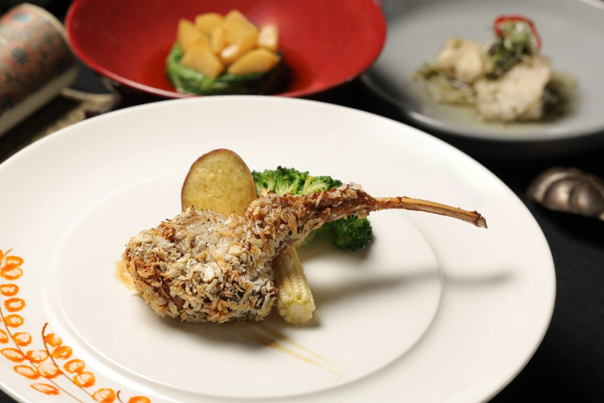 故宮晶華推出的「大宋風華雅宴」中匯集多道宋代宮廷美饌,其中「炙子骨頭」取材自宋徽宗壽宴菜譜,主廚將羊肋排油炸後,再以辛香料與紹興酒燉煮入味,最後炙烤鎖汁,外酥內嫩、香氣濃郁。