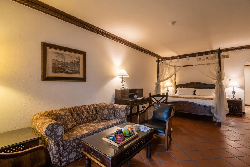 理想大地春節期間推出三大住房主題方案，價格依房型與人數不同，每房每晚 12,440 元起，萌寵同樂每房每晚13,440元起皆含服務費、定點接送、餐食與館內活動，打造無憂過年