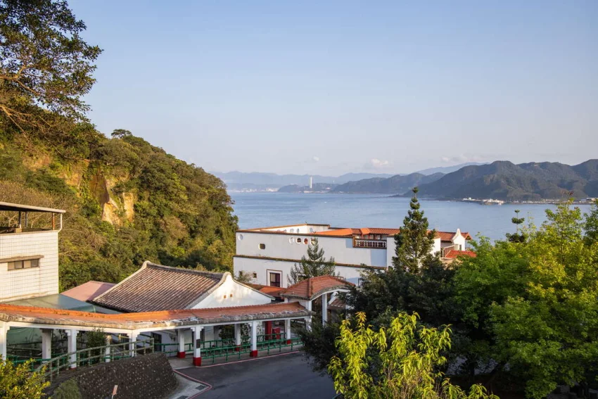 野柳里步道終點為仁愛之家，可遠眺翡翠灣與周邊風景。此處視野開闊，是步道沿線最具代表性的觀景位置之一。