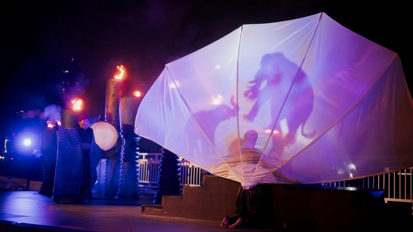 大皮影舞劇以傳統雕刻皮影為媒介，在光影照映下重現泰國文化的靈魂與節奏，是 Sala Lakorn 最具代表性的橋段之一