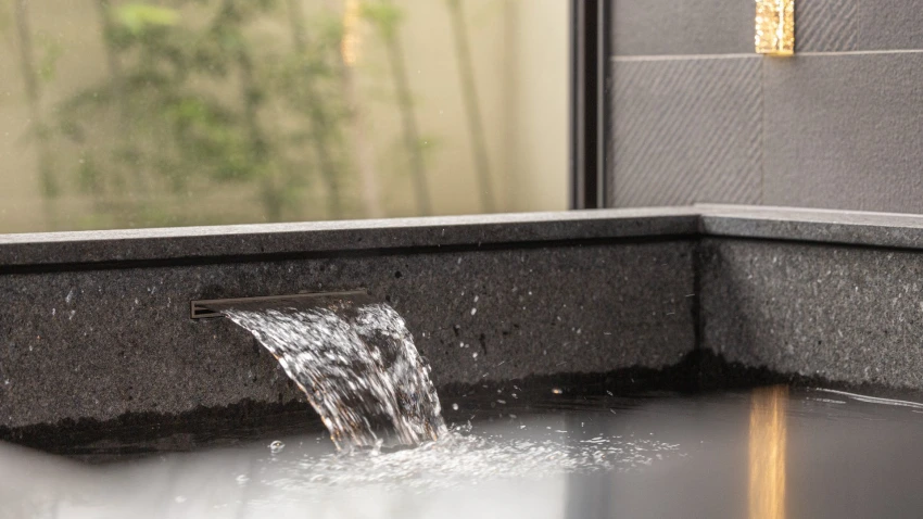 投晶泉丰旅客房配有獨立雙湯池，旅客輕鬆享受白磺泉的極致體驗，舒心泡湯之餘，盡情欣賞大屯山或新北投市區的迷人風光。