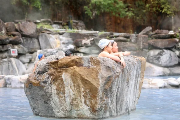 山嵐環繞的鳩之澤露天溫泉，在蟲鳴鳥語中享受溫暖湯泉的療癒時光。