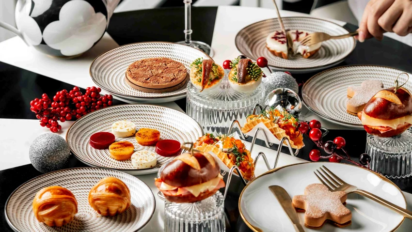 Tease 茶室於節慶推出鹹甜交織的冬日午茶,以細膩層次與節慶設計點亮十二月午後時光。