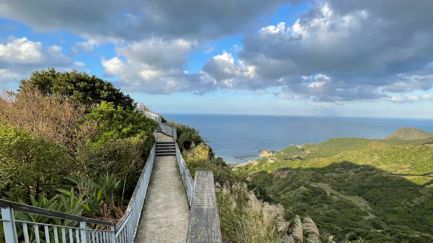 漫步在芒花環繞的報時山步道,觀景台視野開闊可輕鬆眺望陰陽海。