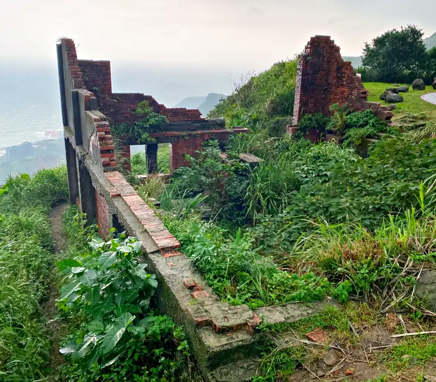 前往金瓜石本山六坑的山路被稱作「啄鼻仔路」,意指鼻子高挺的外國人,也就是當時的金瓜石戰俘曾在此勞動的證據,不過此路已被荒煙蔓草所淹沒了
