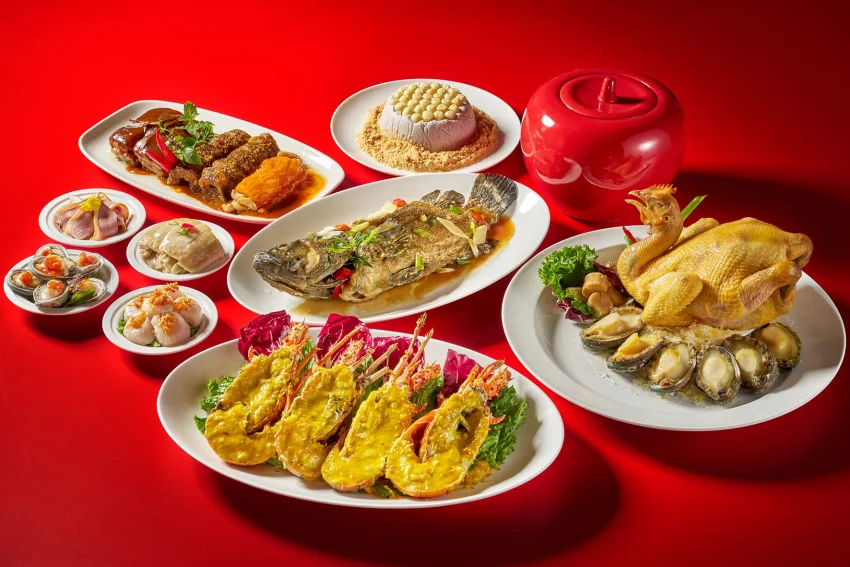 江南春賜福套餐是專為小家庭量身打造的4人份年菜，招牌菜東坡肉花膠烏參也納入菜單設計中。（台北福華大飯店提供）