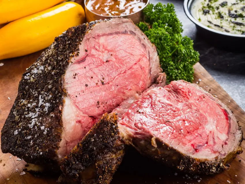 台北晶華酒店推出的「爐烤美國頂級肋眼牛排」禮籃，內含自製的手工芥末籽醬與波特酒醬，搭配豐美的配菜，提供喜歡牛肉的饕客更多選擇，每份9,880元。