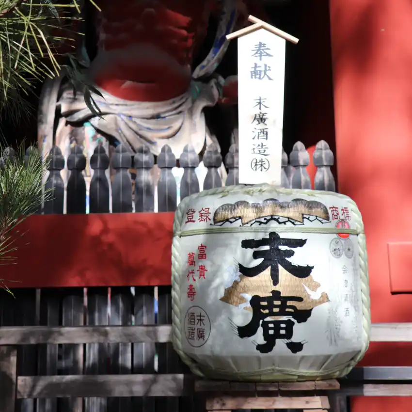 穿過表門便意味進入神聖空間，因此奉獻酒桶也擺放於此