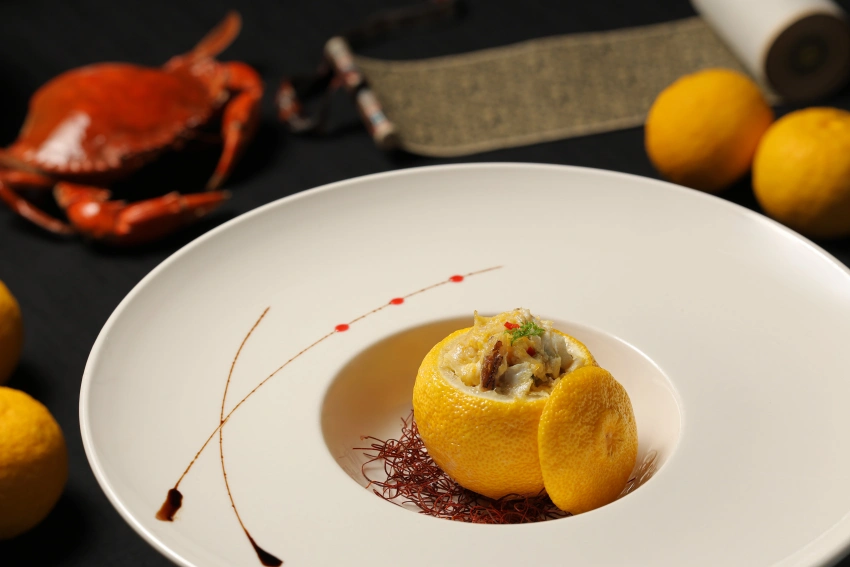 由故宮晶華推出的「大宋風華雅宴」套餐中,吸睛菜色包含讓宋孝宗愛不釋口的「蟹釀橙」,主廚在挖空的香橙中填入鑊氣滿滿的蟹料,果香與蟹香交融,香氣馥郁、滋味鮮美。