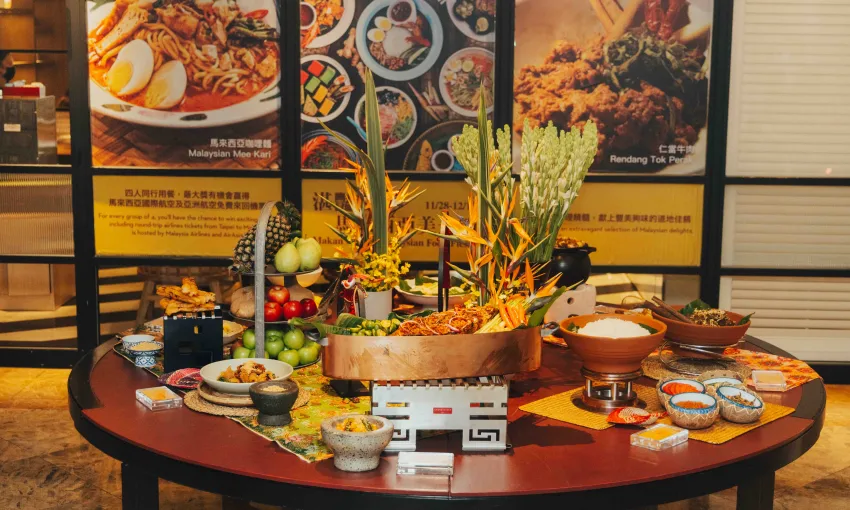 凱菲屋大啖馬來自助經典美饌，每人抽萬元住宿券。