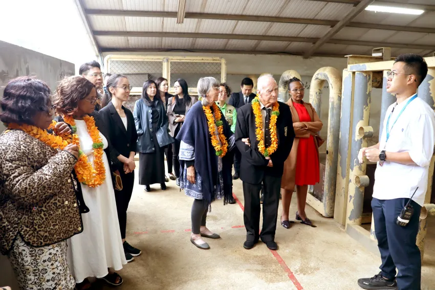 史瓦帝尼王國參訪團參觀六福犀牛繁育中心，現任IUCN指定非洲犀牛專家委員及史瓦帝尼王國王家自然保育顧問泰德雷利(左3)對於六福犀牛醫療、照護專業表達高度肯定。(圖/六福旅遊集團)