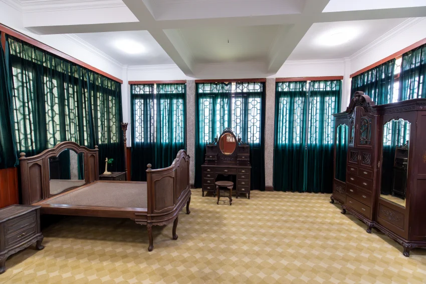 蔣宋夫婦的臥室內有很多鏡子,據說是用來多角度觀察防暗殺