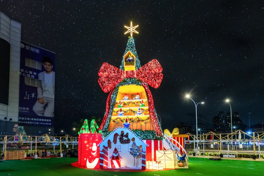 捷運環狀線板橋站南廣場「耶誕精靈馬戲派對」華麗的動態燈光與裝置變化完美結合，絕對值得駐足欣賞。