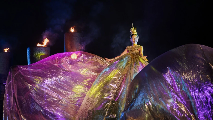 演者以細膩身段與象徵性動作，描繪泰國文化的精神意象，讓 Sala Lakorn 成為旅人夜間最難忘的視覺亮點。
